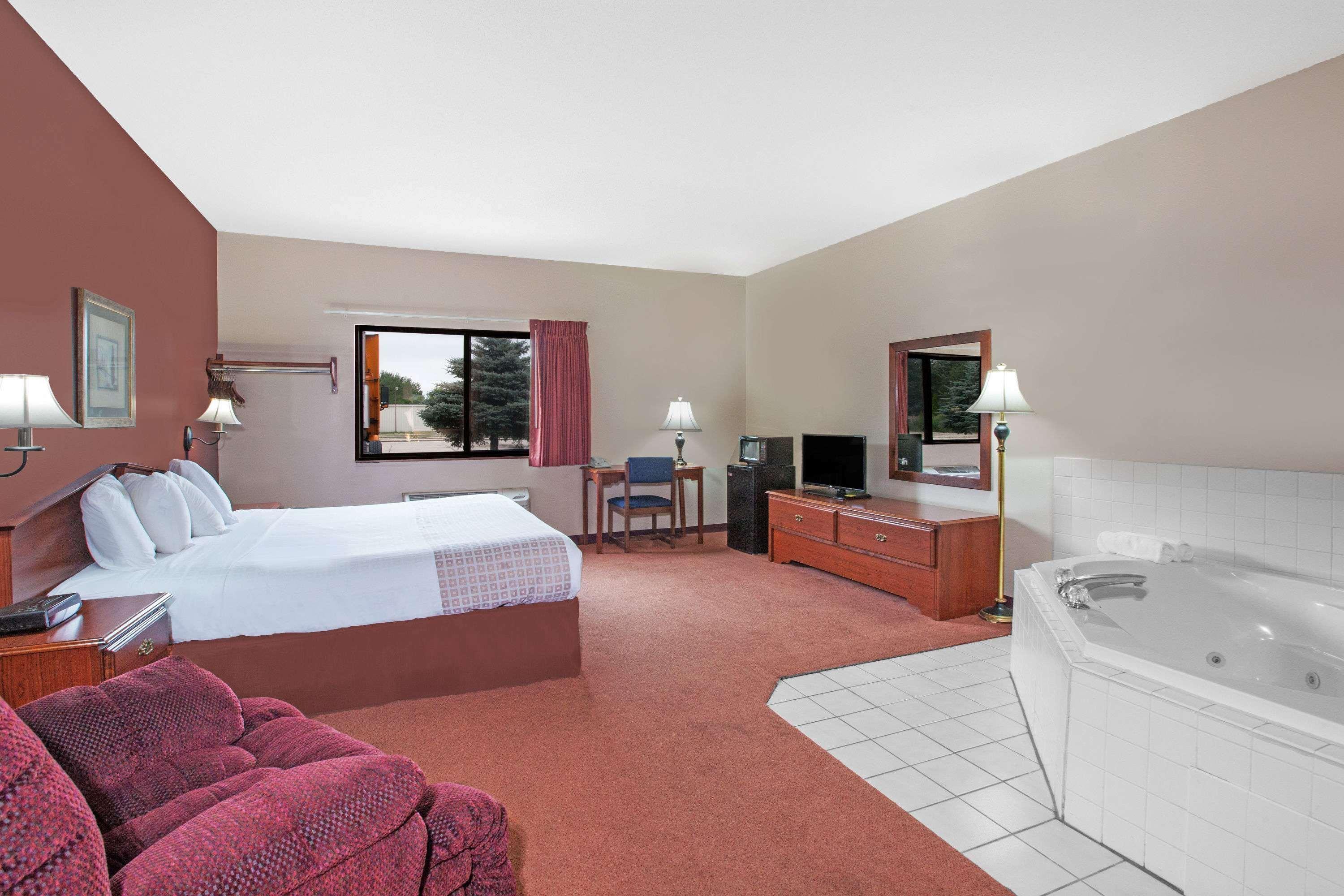 Super 8 By Wyndham Mason City Bagian luar foto