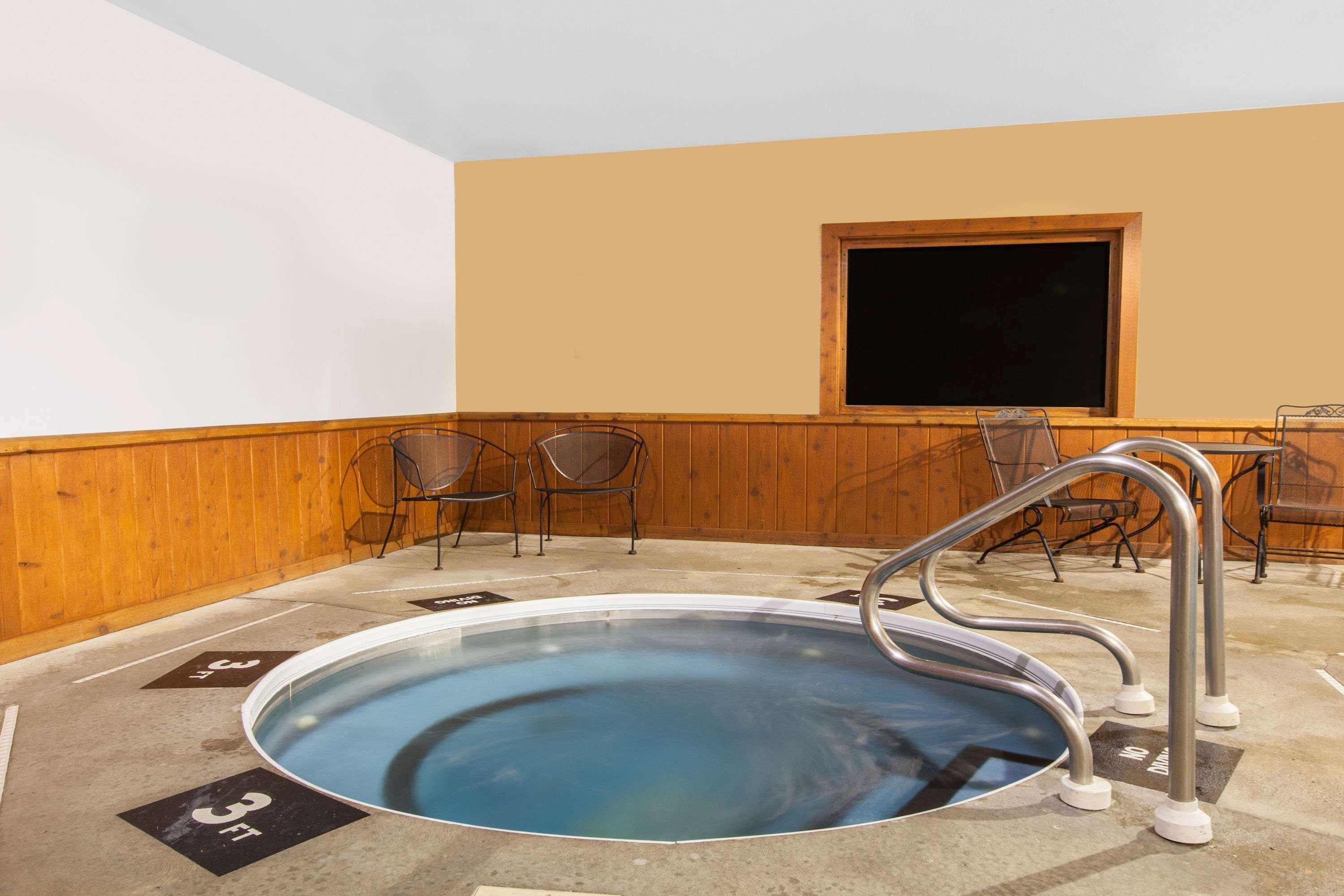 Super 8 By Wyndham Mason City Bagian luar foto