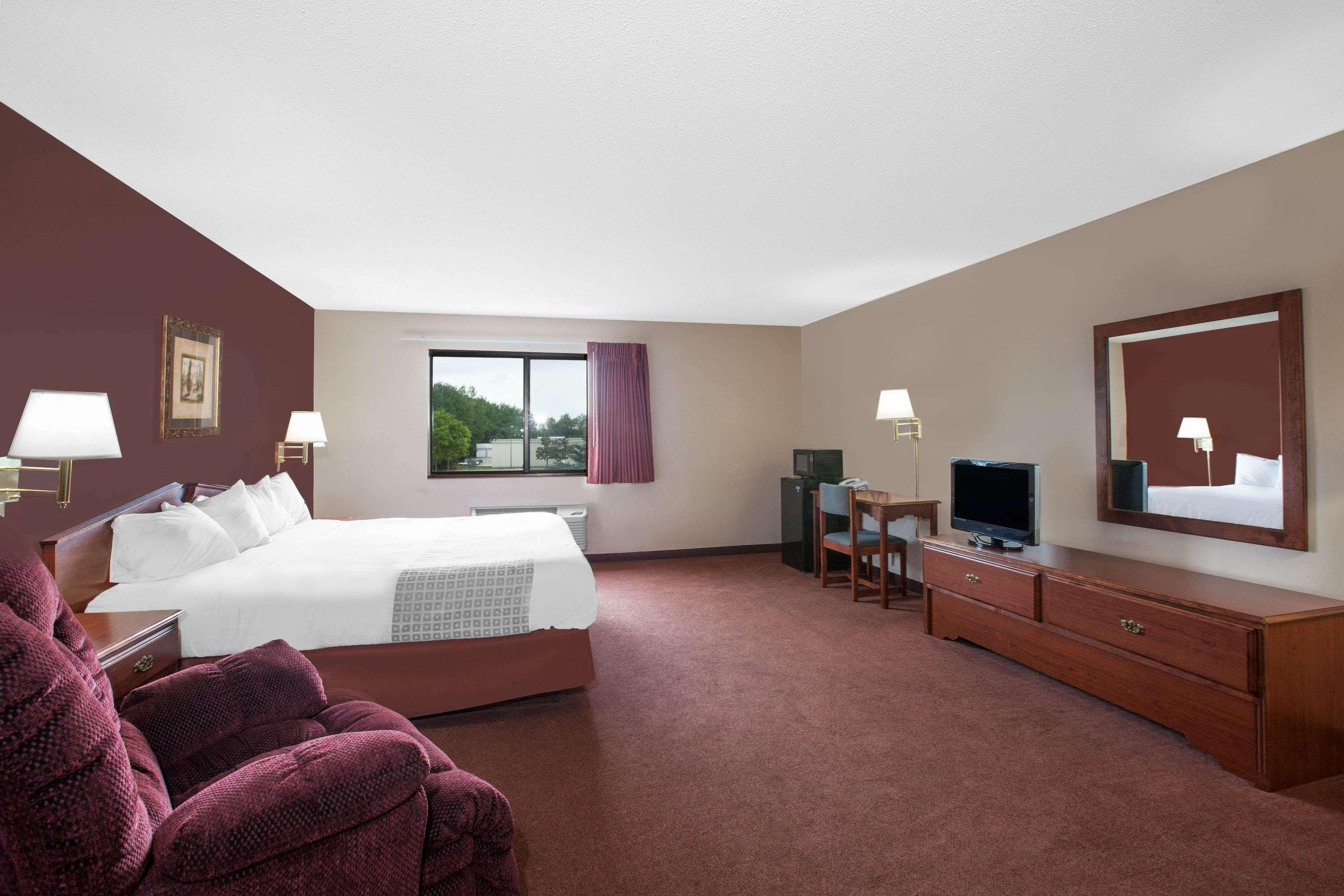 Super 8 By Wyndham Mason City Bagian luar foto
