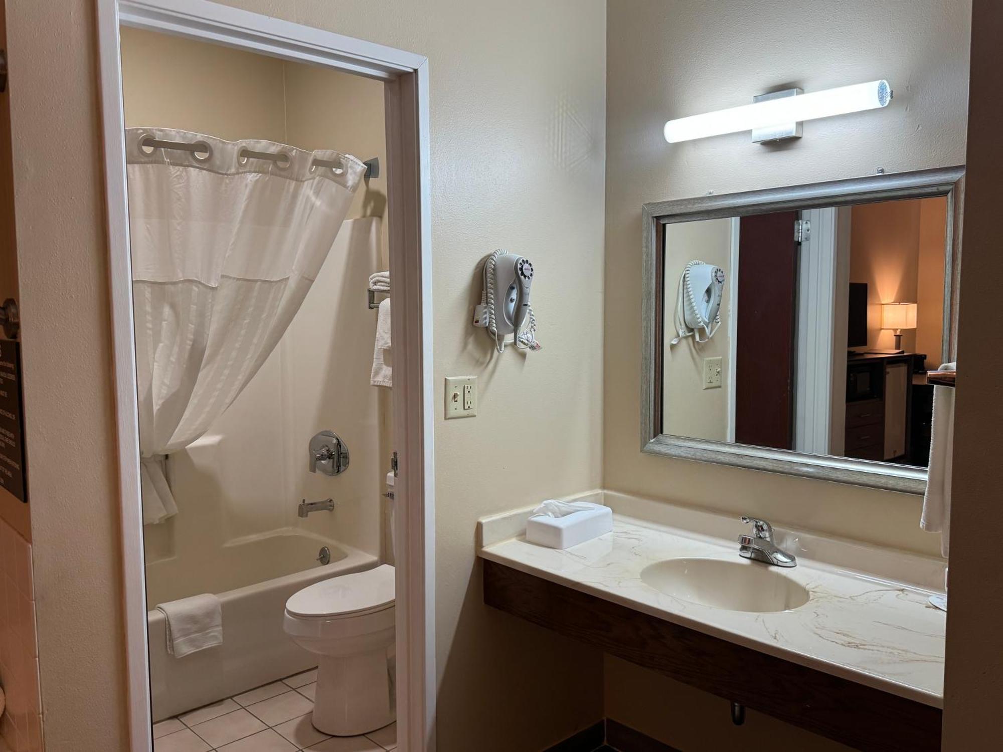 Super 8 By Wyndham Mason City Bagian luar foto